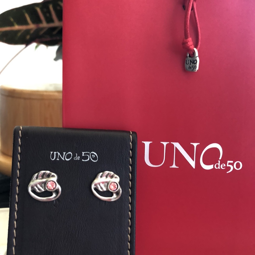 Uno de 50 silver plated earrings inspired by tropical leaves in pink Swarovski